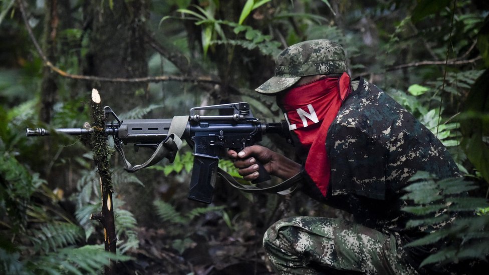 Бойцы фронта Эрнесто Че Гевары, принадлежащие к партизанам Национальной освободительной армии (ELN), стреляют во время учений в джунглях в департаменте Чоко в Колумбии, 26 мая 2019 г.