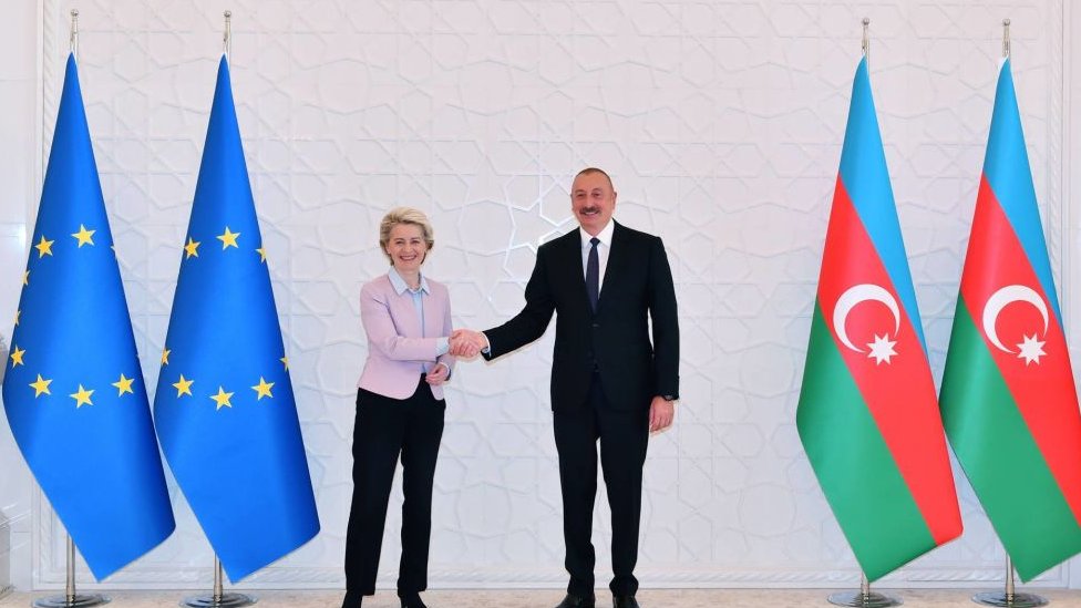 La presidenta de la Comisión Europea, Ursula von der Leyen, junto al presidente azerí, Ilham Aliyev, tras la firma del memorando para el acuerdo de suministro de gas el pasado mes de julio.