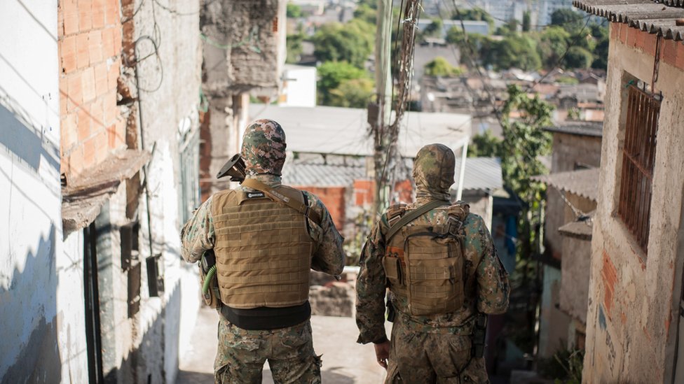Agentes de policía durante una redada en una de las favelas de Río de Janeiro