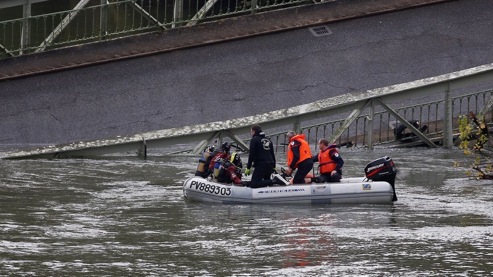 Спасатели работают над спасением жертв после обрушения подвесного моста через реку Тарн