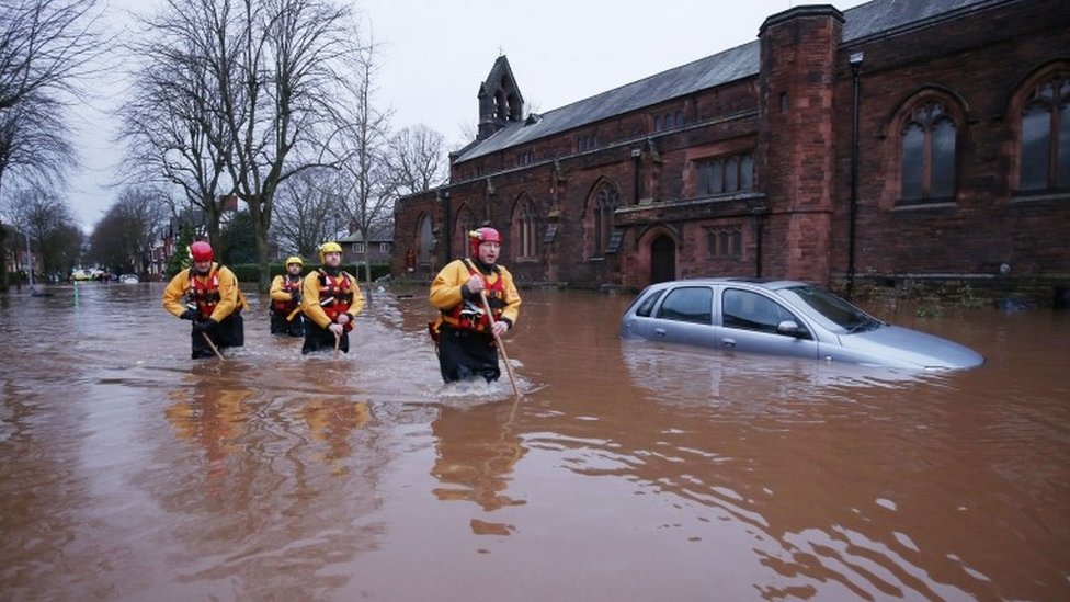 Спасатели проходят через паводковые воды на Уорик-роуд в Карлайле