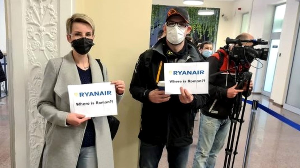 Roman Protasevich'in destekçileri muhalif gazeteciyi Vilnius havaalanında bekledi.