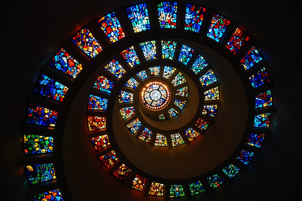 El vitral en espiral de la Capilla de Acción de Gracias, Dallas, Texas, Estados Unidos representa la secuencia de Fibonacci.