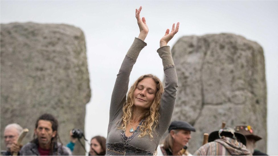 Žena pleše dok se na Stonhendžu okupljaju druidi, pagani i bahanalisti