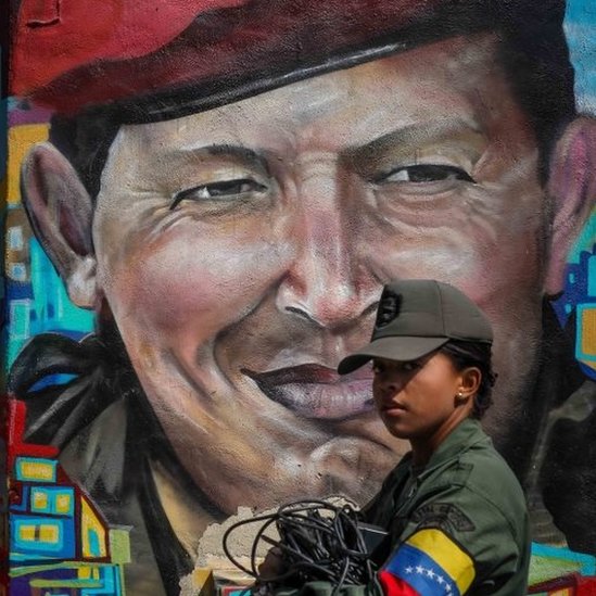Un mural de Hugo Chávez y una soldado BBC | NO USAR. 