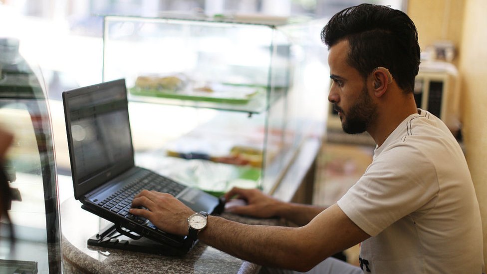 Postergar una tarea rutinaria y aburrida es algo que hacemos todo el tiempo. Hombre