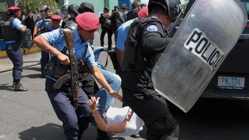 Un policía nicaragüense deteniendo a un protestante el año pasado.
