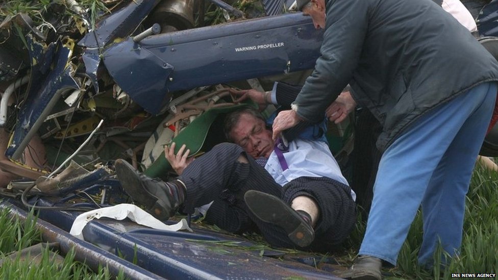 Найджелу Фараджу помогают после крушения его самолета после того, как он разбился в день голосования на выборах 2010 года