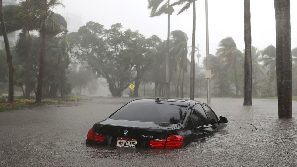 Se espera que los daños de Irma en Florida asciendan a miles de millones de dólares. Auto en una calle inundada de Miami, Estados Unidos, en medio del paso de Irma.