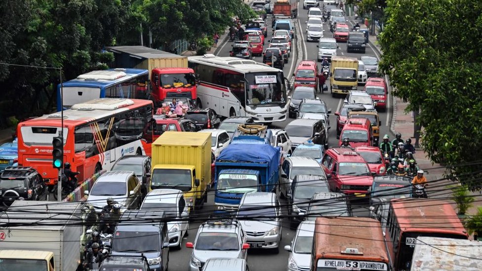 Автомобилисты замечены во время пробки в Джакарте 6 марта 2019 года.
