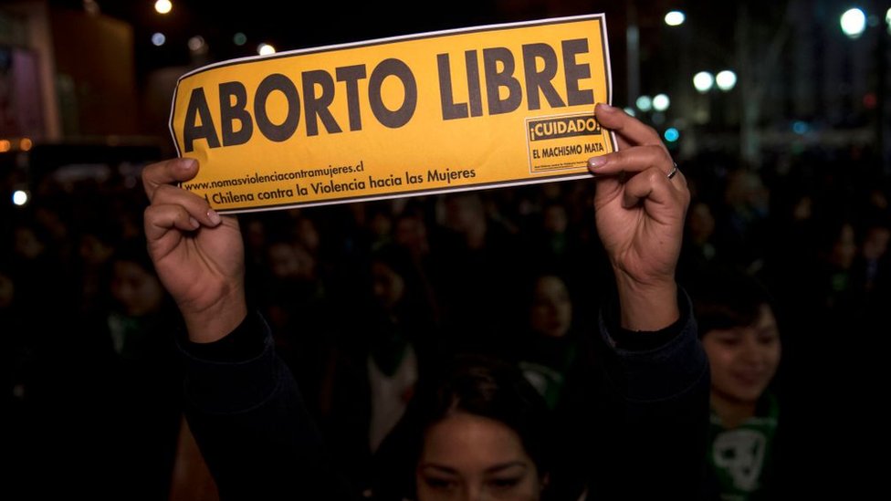 Una mujer se manifiesta en favor de abortos legales, seguros y gratis en Santiago, 25 de julio de 2018