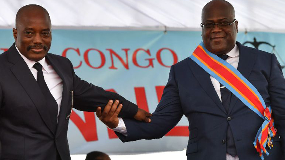 Демократическая Республика Недавно вступивший в должность президент Конго Феликс Тшисекеди (справа) уходит с трибуны вместе с уходящим президентом Жозефом Кабилой