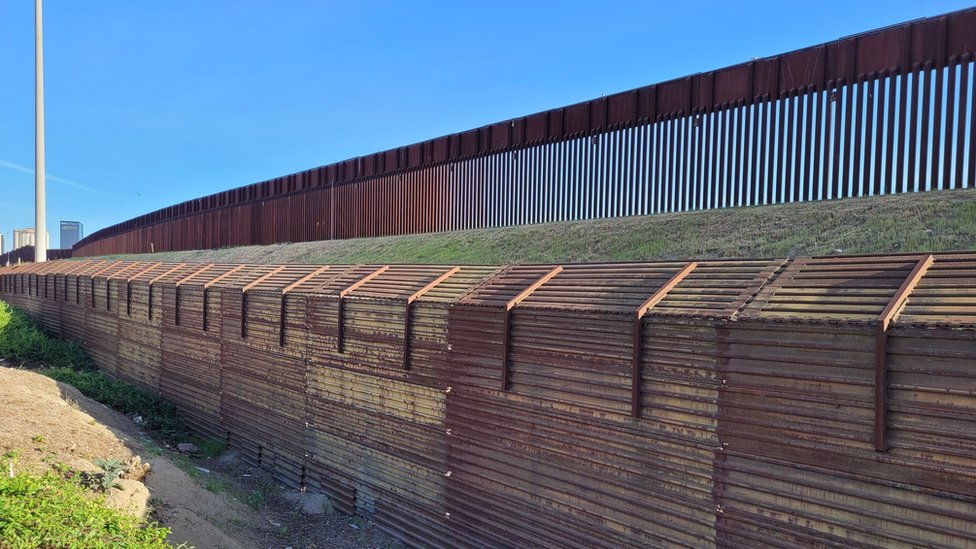 Muro fronterizo en la frontera entre Estados Unidos y México.