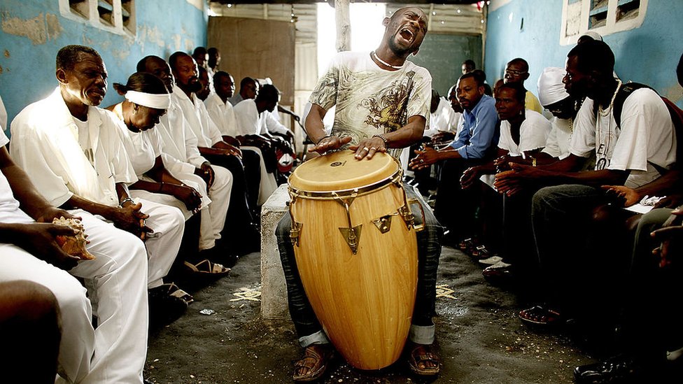 Con los ritmos del tambor se llaman a los diferentes dioses Un tamborilero llama a los dioses