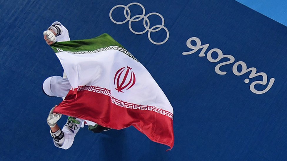 2016年里約熱內盧奧運伊朗女子跆拳道選手奇米婭·阿利扎德·澤努林（Kimia Alizadeh Zenoorin）在打敗瑞典選手尼基塔·格拉斯諾維奇（Nikita Glasnovic）獲得銅牌舉起國旗慶祝（18/8/2016）