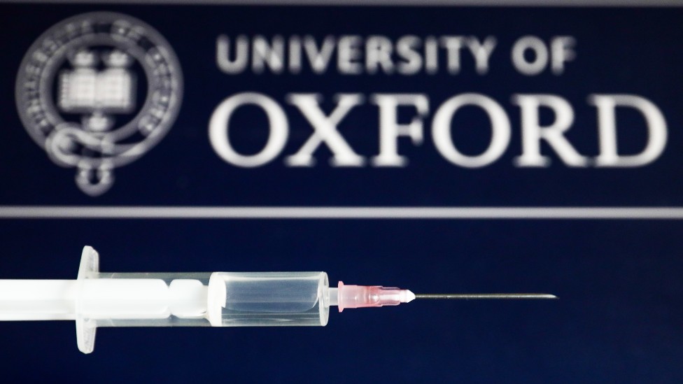 Logo da Universidade de Oxford, e uma seringa