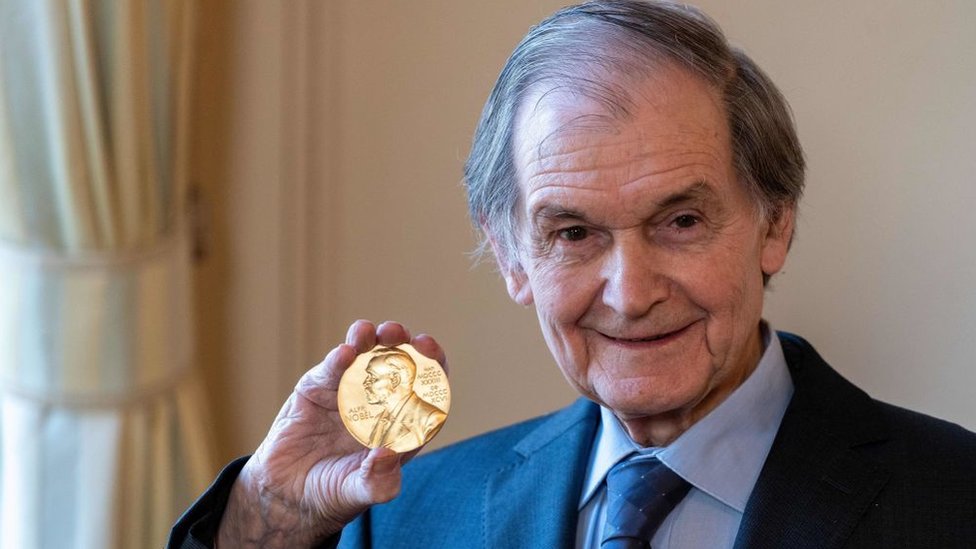El físico Roger Penrose muestra la medalla que acompaña el Premio Nobel de Física, diciembre 2020