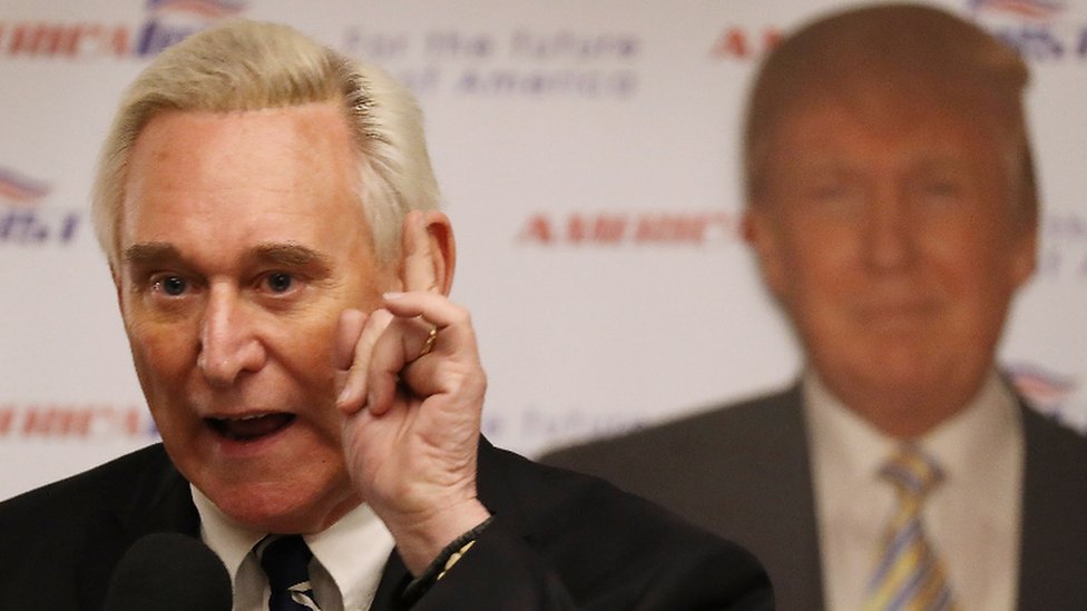 Stone percibió que los altos ratings de Trump en TV podían traducirse en votos como candidato. Roger Stone habla delante de una imagen de Donald Trump