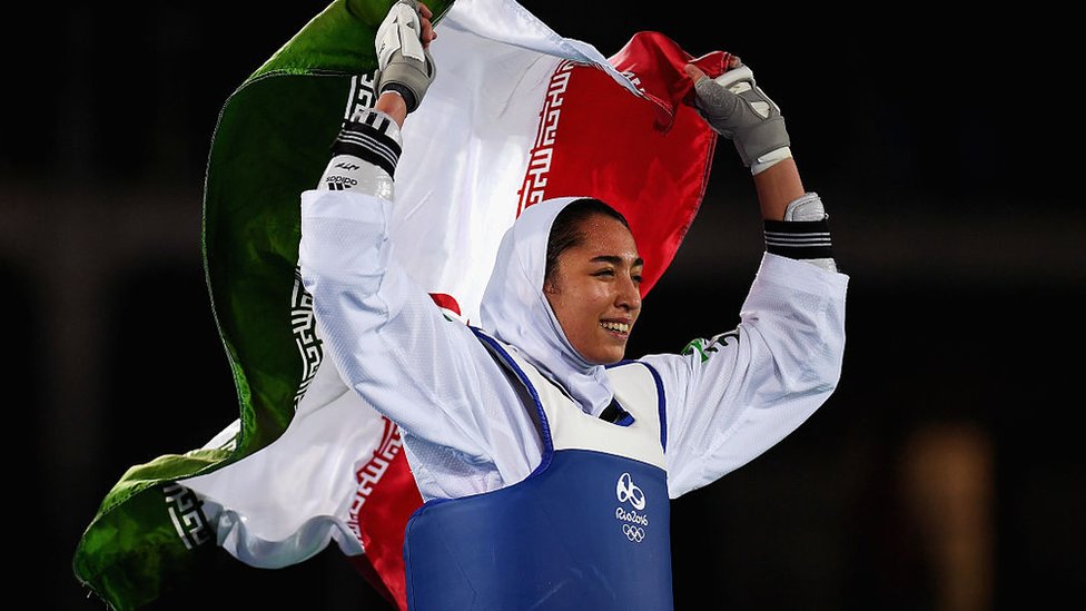 Кимия Ализаде Зеноорим из Ирана празднует завоевание бронзы по тхэквондо на Олимпийских играх в Рио (18 августа 2016 г.)