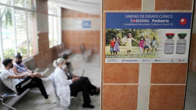 Cartel de la vacuna Soberana en un hospital de La Habana