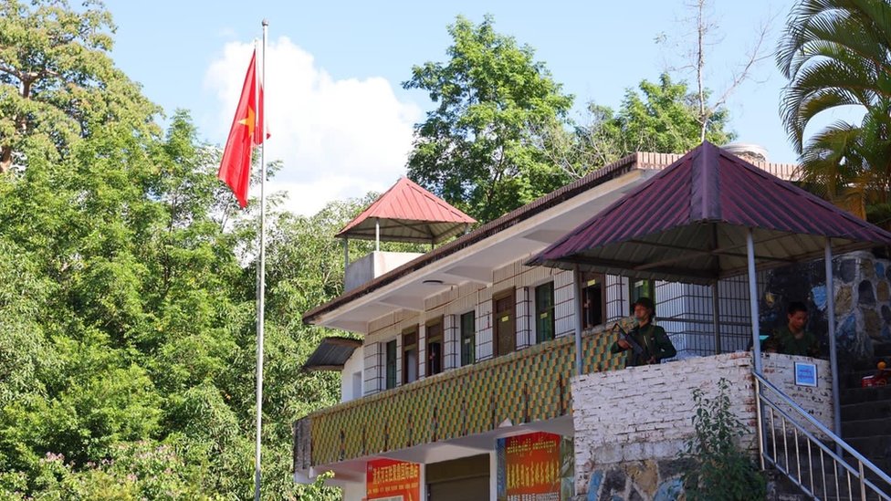 緬甸果敢清水河邊境關卡升起緬甸民族民主同盟軍旗幟（果敢資訊網圖片29/10/2023）