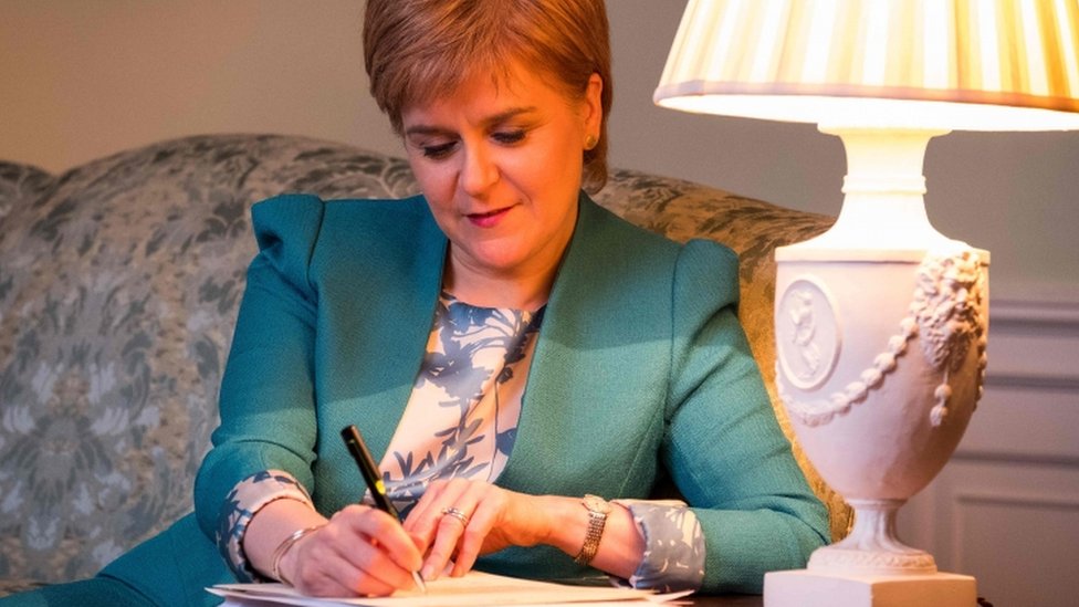 На рекламной фотографии, опубликованной правительством Шотландии 30 марта 2017 г., изображен первый министр Шотландии Никола Стерджен, работающий над письмом Раздела 30 премьер-министру Великобритании Терезе Мэй