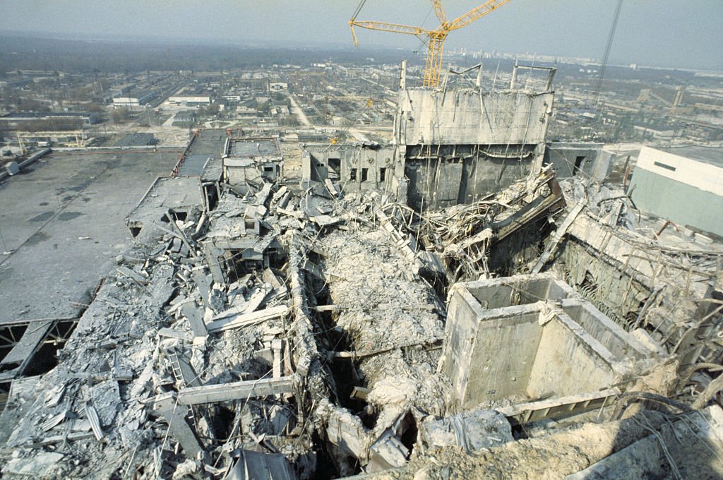 從旁邊3號反應堆看去，發生爆炸的4號反應堆成了廢墟