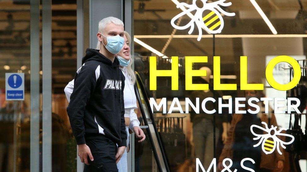 Люди в масках в центре Манчестера