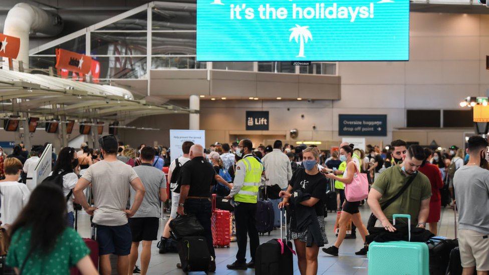 Путешественники в аэропорту Сиднея в пятницу
