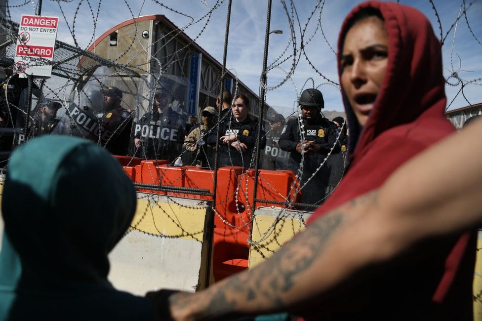 Migrantes, en su mayoría de origen venezolano, intentan cruzar a la fuerza a los Estados Unidos en el Puente Internacional Paso del Norte en Ciudad Juárez, estado de Chihuahua, México, el 12 de marzo de 2023