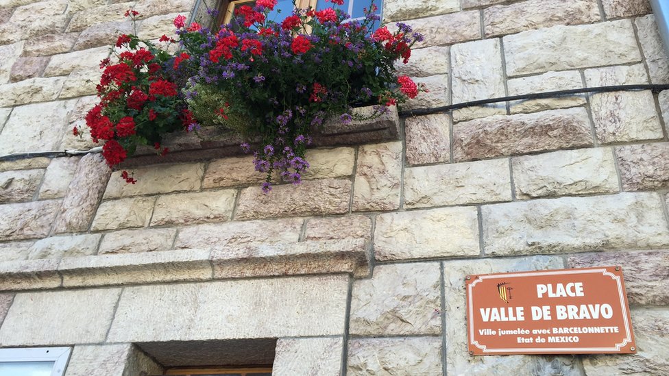 La alcaldía local se alza en uno de los extremos de la plaza Valle de Bravo. Plaza Valle de Bravo, Barcelonnette