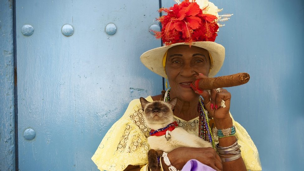 Una mujer se fuma un puro en Cuba