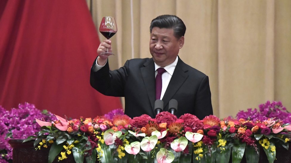 Си Цзиньпин поднимает тост на банкете в честь 70-летия правления Коммунистической партии