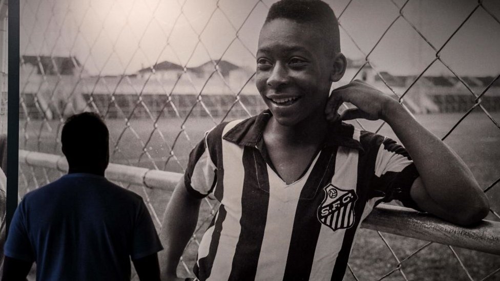Visitante vê foto do rei do futebol no Museu Pelé, em Santos