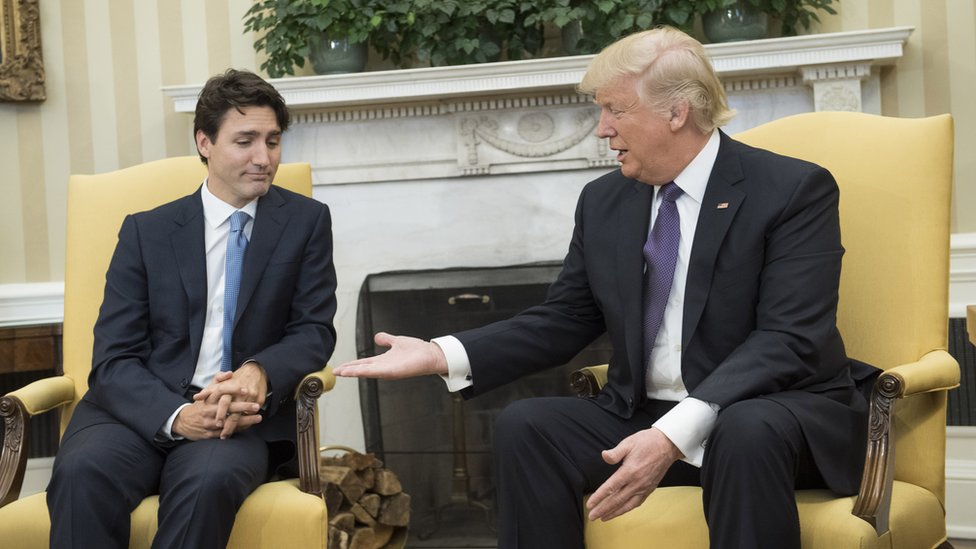 Президент США Дональд Трамп протягивает руку премьер-министру Канады Джастину Трюдо во время встречи в Овальном кабинете