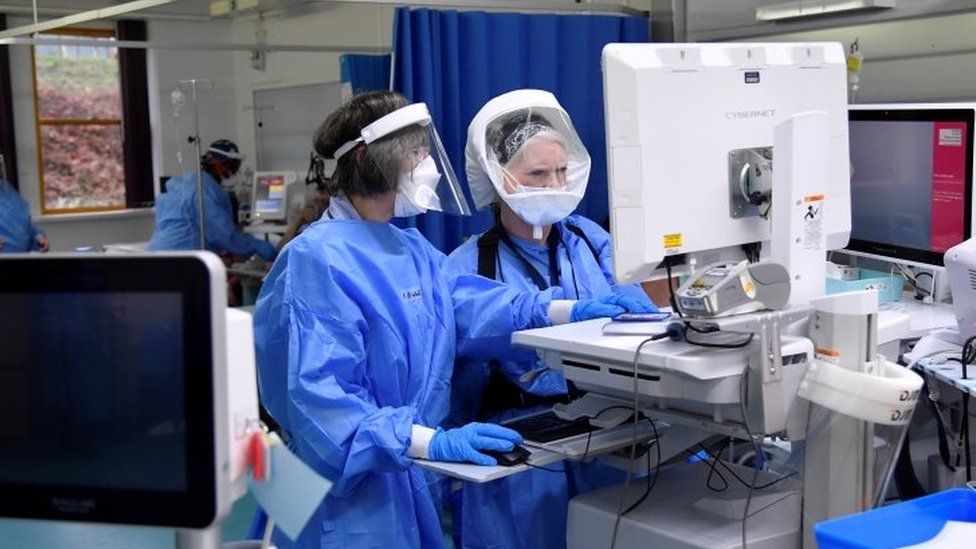 ممرضات يراقبن المرضى في جناح "كوفيد-19" في مستشفى جامعة ميلتون كينز