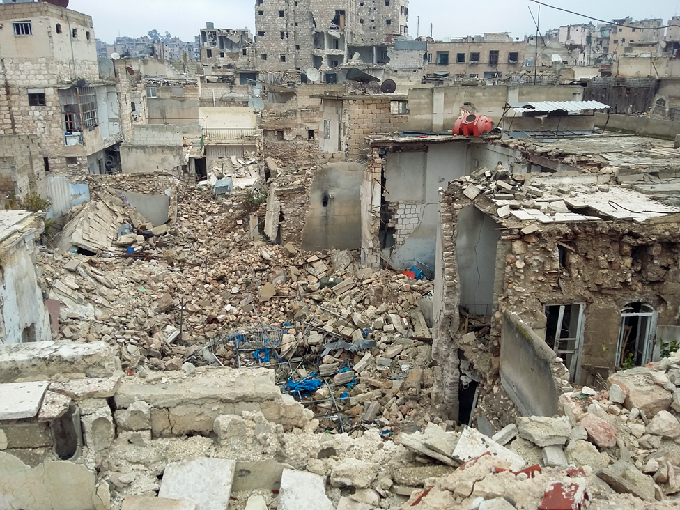 La casa contigua a la de Tajeddin terminó en ruinas. La casa contigua a la de Tajeddin terminó en ruinas.