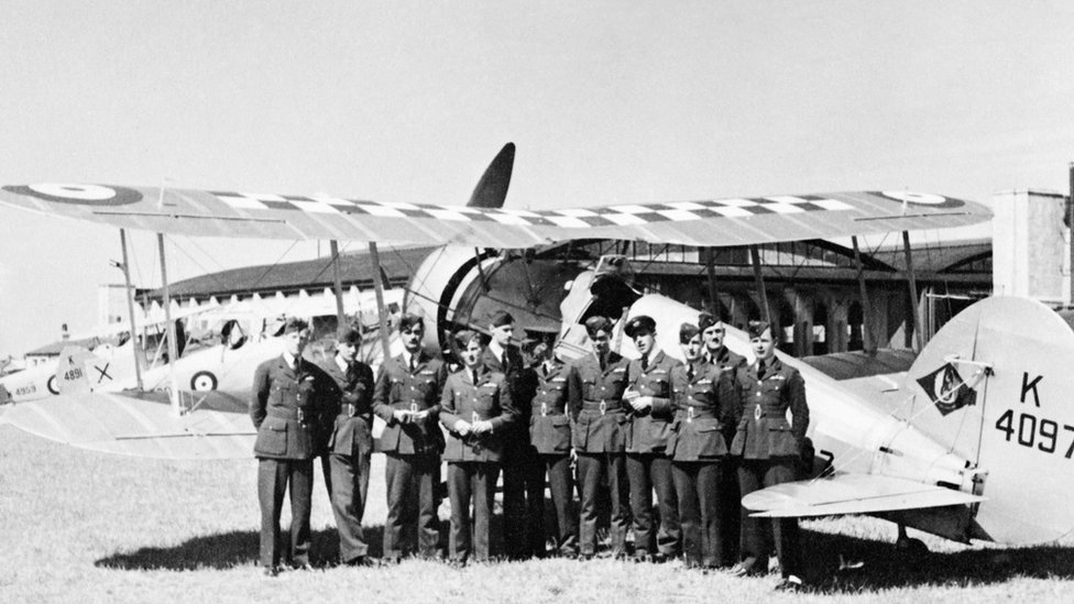 Пилоты 19-й эскадрильи перед одной из своих рукавиц в Даксфорде, 1938 г.