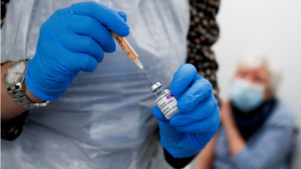 Personal sanitario administrando la vacuna de la covid-19 en Reino Unido.