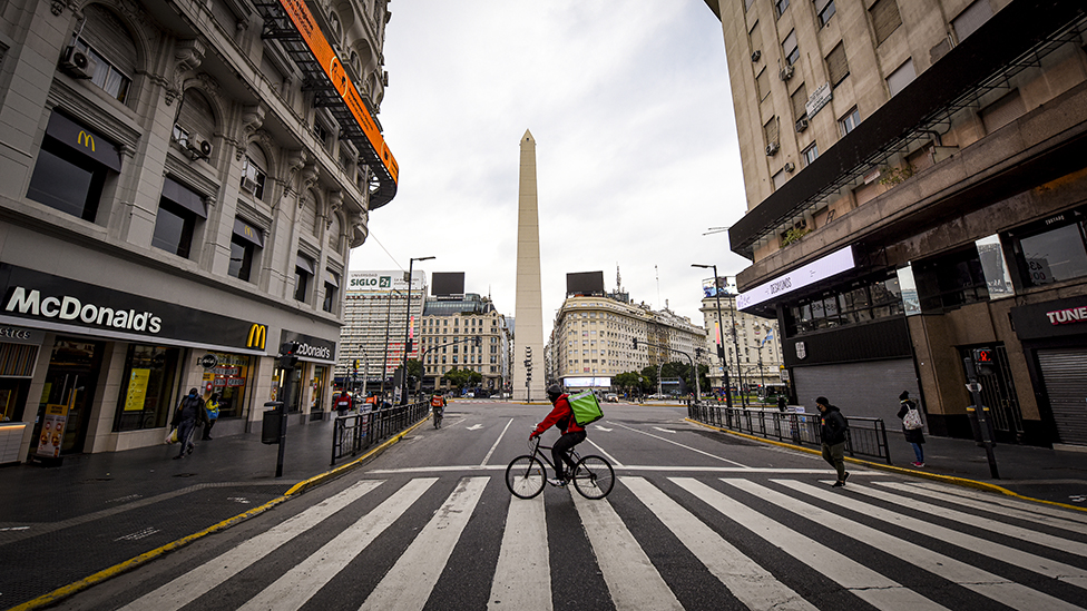 El obelisco casi vacío en julio, en la capital argentina