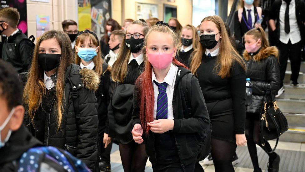 Школьный коридор с учениками средней школы в масках