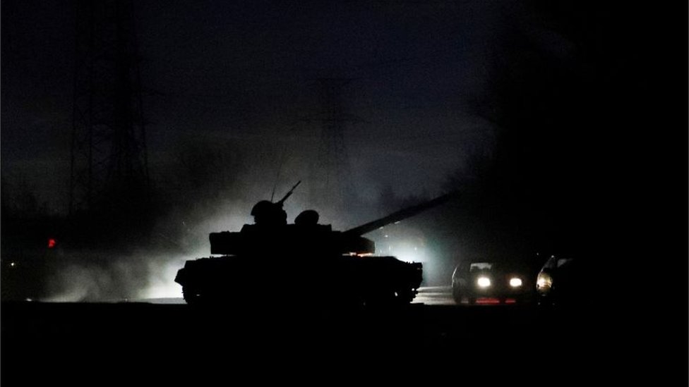 Um tanque russo passando por rua de Donetsk