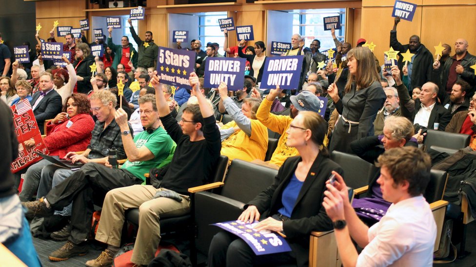 Сторонники приветствуют во время встречи, когда городской совет Сиэтла проголосовал за одобрение меры, которая позволит водителям Uber и Lyft объединяться в профсоюзы в Сиэтле, штат Вашингтон, 14 декабря.