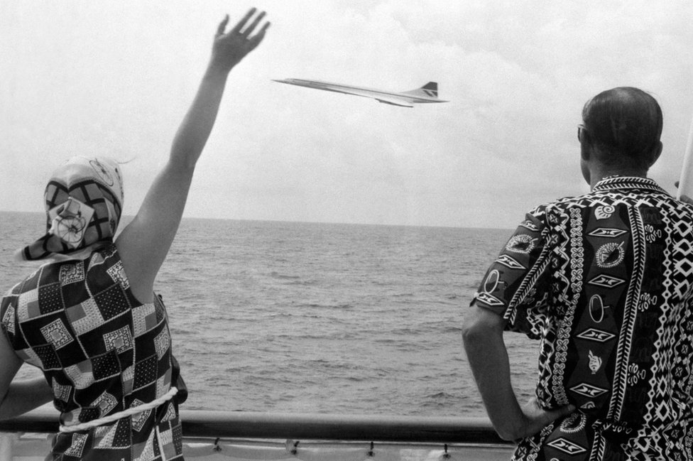 La reina Isabel II y el duque de Edimburgo saludan al vuelo del Concorde mientras pasaba volando por el Royal Yacht Britannia al encontrarse la pareja cerca de Barbados.