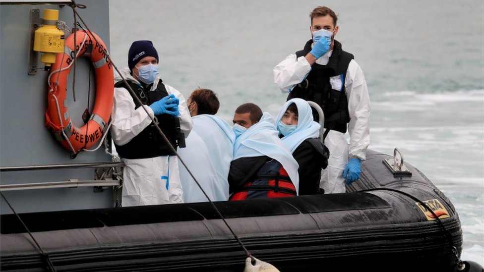 مهاجرون في قارب بعد إنقاذهم