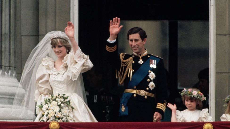 Prenses Diana 1981 yılında, İngiltere Kraliçesi İkinci Elizabeth'in varisi olan Galler Prensi Charles ile Londra'daki St Paul's Katedrali'nde evlenmişti.