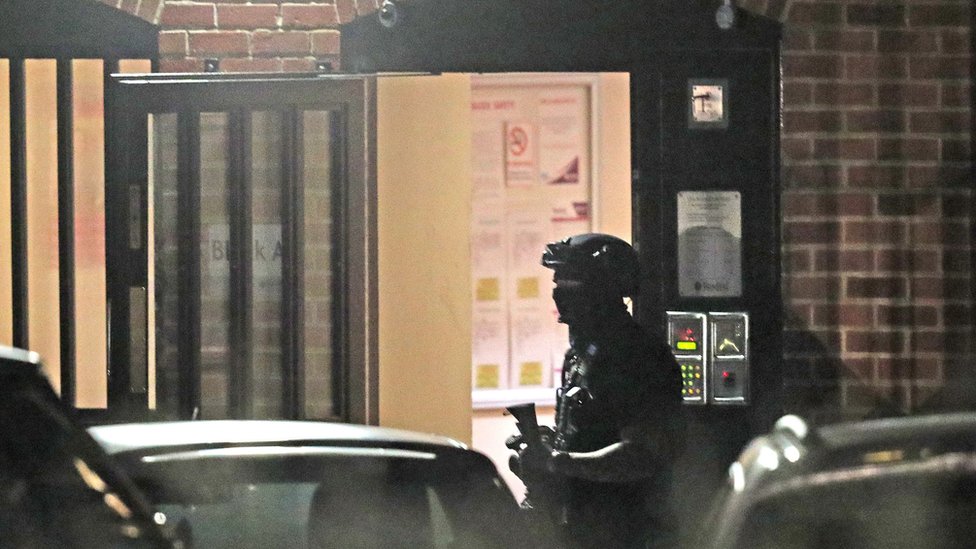 Вооруженный полицейский в многоквартирном доме на Бейзингсток-роуд в Рединге после инцидента в Форбери-Гарденс в центре города Рединг 20 июня 2020 года