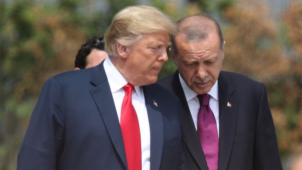 Президент Дональд Трамп (слева) и президент Турции Реджеп Тайип Эрдоган присутствуют на церемонии открытия саммита НАТО 2018 года