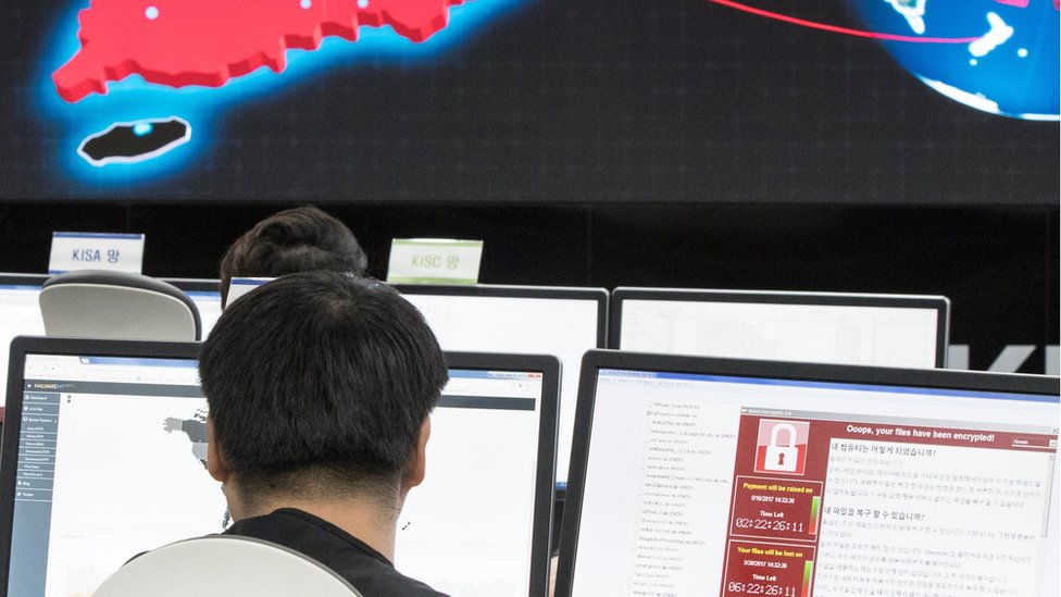 Funcionarios de la Agencia de Internet y Seguridad de Corea del Sur monitorean la amenaza Agencia de Internet y Seguridad de Corea (KISA) en Seul