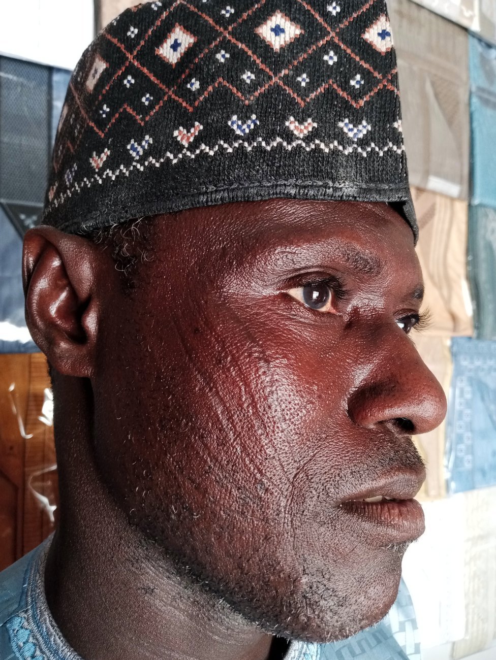 Un hombre con el tradicional gorro hausa